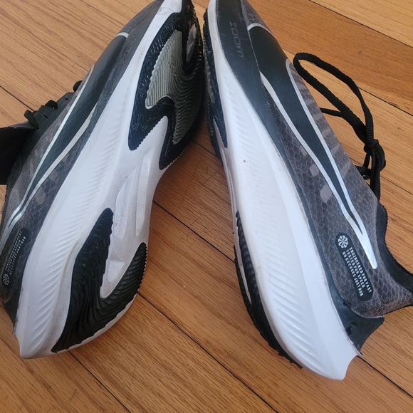 Women Nike shoes. Size 7.5 Black and Gray - Picture 3 of 5